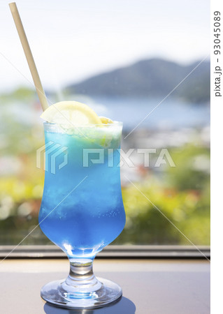 真夏に飲む美味しいクリームソーダ 93045089