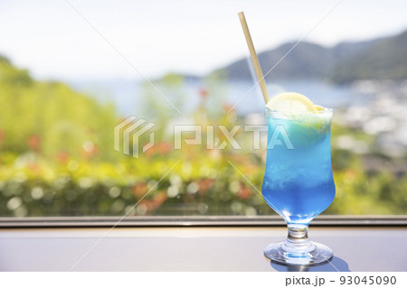 真夏に飲む美味しいクリームソーダ 93045090