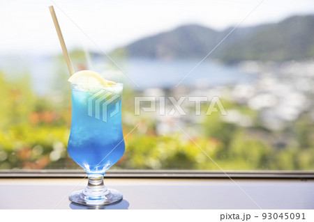 真夏に飲む美味しいクリームソーダ 真夏に飲む美味しいクリームソーダ 93045091