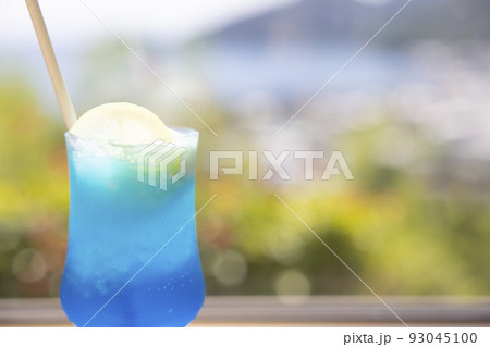 真夏に飲む美味しいクリームソーダ 93045100