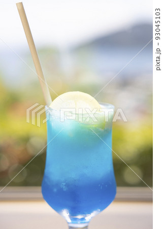 真夏に飲む美味しいクリームソーダ 93045103