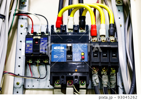 動力盤　漏電ブレーカー50Aと安全ブレーカー100A 93045262