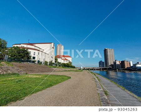 快晴の宝塚 宝来橋付近から見る大劇場と宝塚観光ダム 93045263