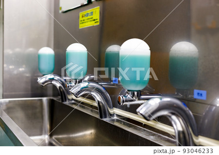 手洗い場　自動水栓と石鹸水容器 93046233