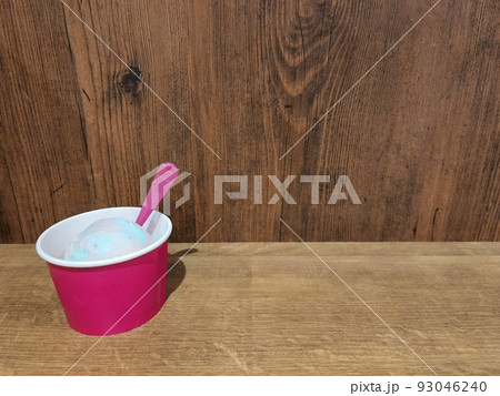 アイスと木製のテーブル 93046240