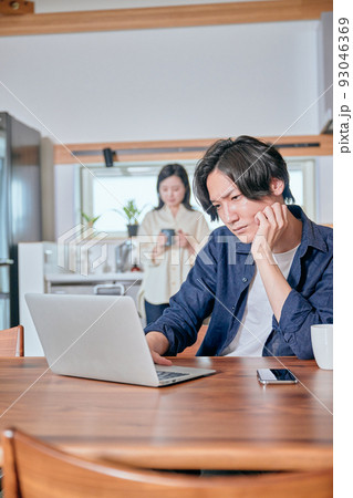 テレワーク中に考え事をする若い男性 テレワーク中に考え事をする若い男性 93046369