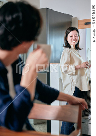 ダイニングキッチンでくつろぐ若いカップル ダイニングキッチンでくつろぐ若いカップル 93046390