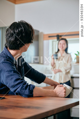 ダイニングキッチンでくつろぐ若いカップル ダイニングキッチンでくつろぐ若いカップル 93046394