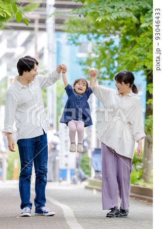 ファミリー　手をつなぐ　高い高い 93046433
