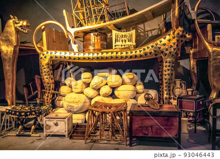 The tomb and treasures of King Tutankhamun 93046443