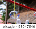 風鈴を飾る神社 93047640