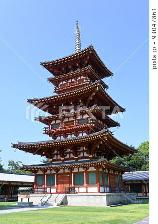 奈良市の世界遺産薬師寺の西塔が美しい 奈良市の世界遺産薬師寺の西塔が美しい 93047861