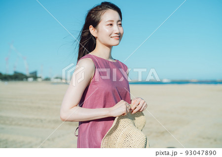 海を見つめる夏の女性 海を見つめる夏の女性 93047890