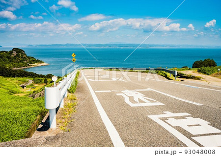 【旅行】海が見える坂道の風景　香川県の豊島 93048008