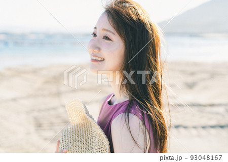 海辺でリラックスをする若い女性 93048167