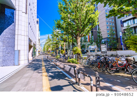 日本の川崎都市景観 コロナ禍…かわさき市税事務所前の歩行者レーンと自転車レーンなど＝8月9日 93048652