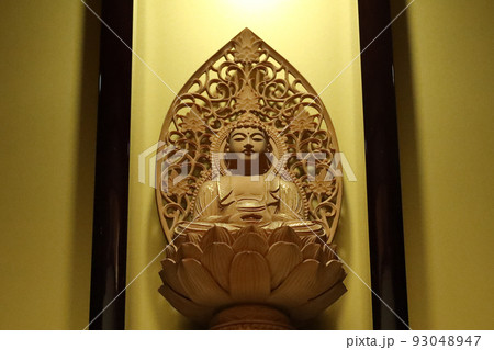 厨子の中に祭られた釈迦如来(お釈迦様)の仏像2 93048947