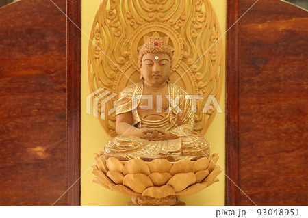厨子の中に祭られた釈迦如来(お釈迦様)の仏像1 厨子の中に祭られた釈迦如来(お釈迦様)の仏像1 93048951