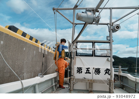 宮城県石巻市で水産業の未来を担う若手漁師 宮城県石巻市で水産業の未来を担う若手漁師 93048972