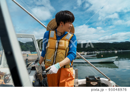 宮城県石巻市で水産業の未来を担う若手漁師 93048976