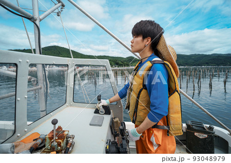 宮城県石巻市で水産業の未来を担う若手漁師 宮城県石巻市で水産業の未来を担う若手漁師 93048979