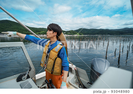 宮城県石巻市で水産業の未来を担う若手漁師 宮城県石巻市で水産業の未来を担う若手漁師 93048980