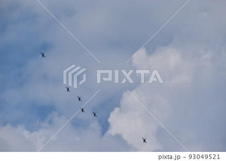 雲の間の飛行機 93049521