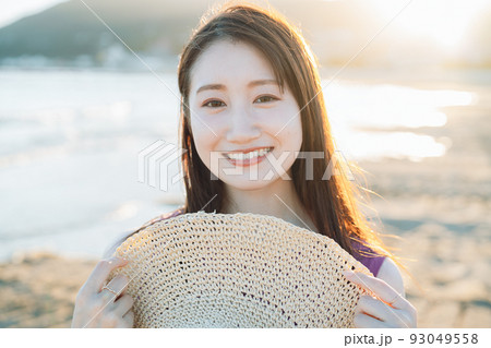 海辺でリラックスした若い女性 93049558