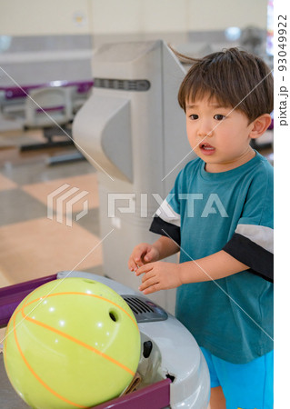 ボウリングをする子供 ボウリングをする子供 93049922