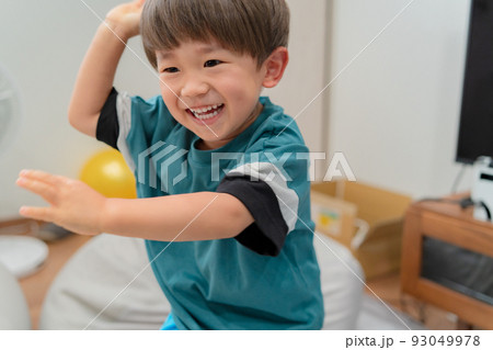 イヤイヤ期の子供　男の子 93049978