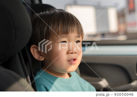 チャイルドシートに乗った子供　車内　助手席 93050046