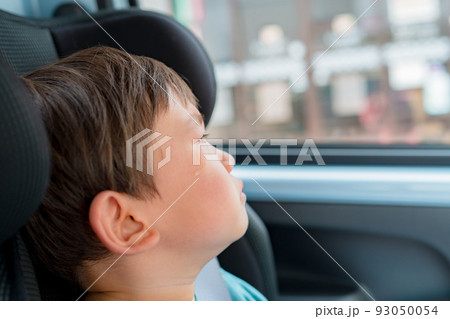チャイルドシートに乗った子供　車内　助手席 93050054