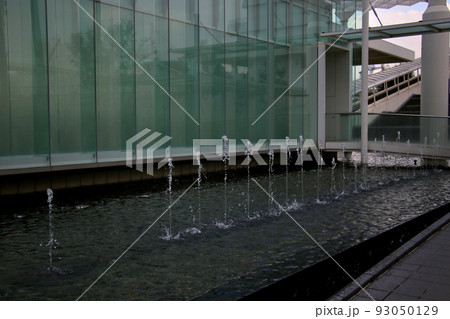 神戸市中央区波止場町メリケンパークのホテルの側にある噴水群 神戸市中央区波止場町メリケンパークのホテルの側にある噴水群 93050129