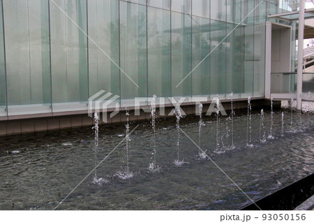 神戸市中央区波止場町メリケンパークのホテルの側にある噴水群 93050156