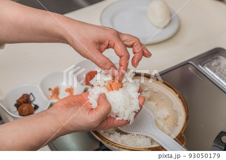 【ミドル主婦が土鍋で炊いたご飯でおにぎりを作る 具材は塩鮭】 【ミドル主婦が土鍋で炊いたご飯でおにぎりを作る 具材は塩鮭】 93050179
