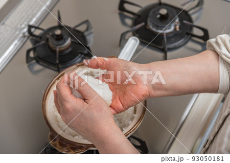 【ミドル主婦が土鍋で炊いたご飯でおにぎりを作る】 【ミドル主婦が土鍋で炊いたご飯でおにぎりを作る】 93050181