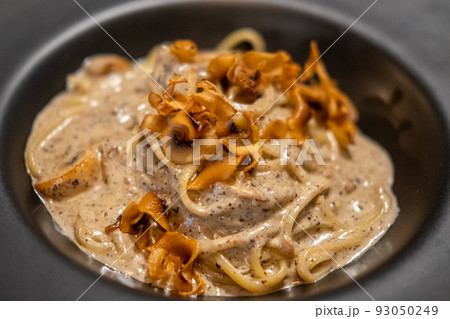 Black truffle spaghetti served on plate 93050249
