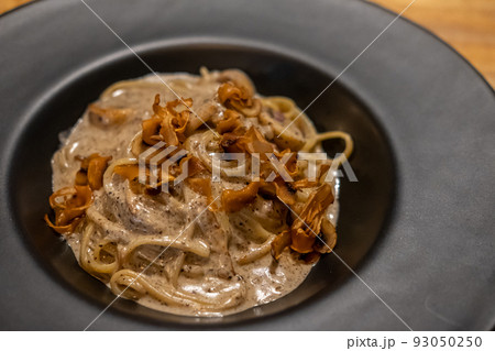 Black truffle spaghetti served on plate 93050250