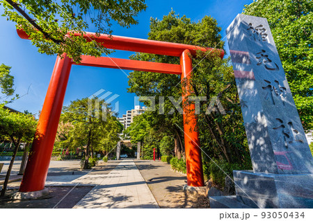 日本の川崎都市景観　8月・夏。緑に包まれた川崎の稲毛神社 93050434