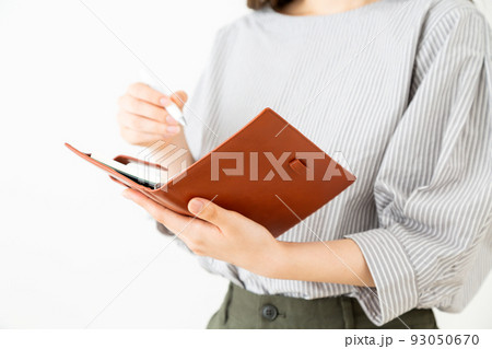 手帳を持つ若いビジネスウーマン 93050670