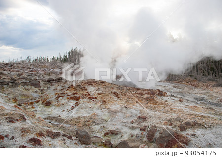 スチームボート・ガイザー Steamboat geyser at Norris Geyser 93054175