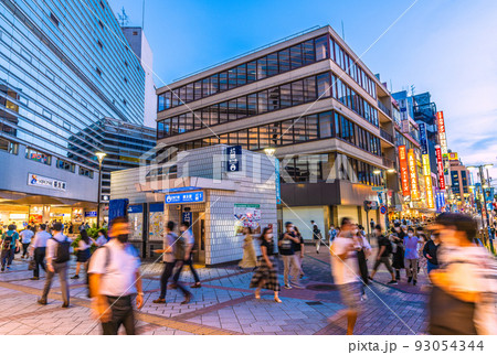 日本の横浜都市景観 8月。BA.5席捲…行動制限無し、賑わうSOTETSU 横浜駅前を望む＝8月9日 93054344