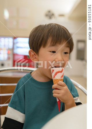 アイスクリームを食べる子供 ソフトクリーム アイスクリームを食べる子供 ソフトクリーム 93055181