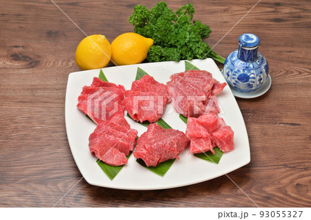 国産牛肉、焼肉用の生肉・精肉、部位いろいろ焼き肉セット。部位の詳細は不明。 93055327