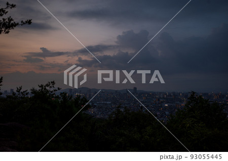 日本の岡山県岡山市の魚見山の朝の景色 日本の岡山県岡山市の魚見山の朝の景色 93055445