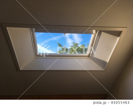 青空が見える天窓 93055463