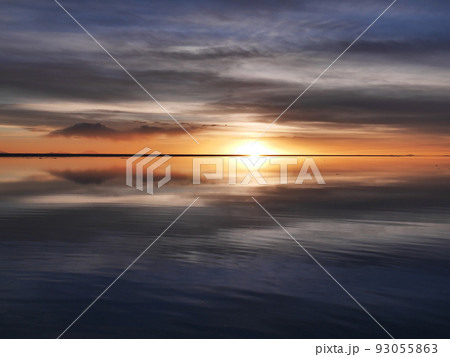 ウユニ塩湖の夕日㉟ 93055863