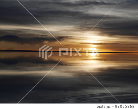 ウユニ塩湖の夕日㉛ 93055868