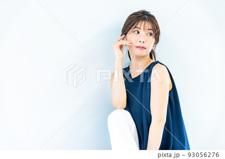 ノースリーブの若い女性 ノースリーブの若い女性 93056276