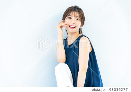 ノースリーブの若い女性 93056277